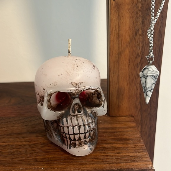 Skull Bleeding candle - Picture 2 of 4